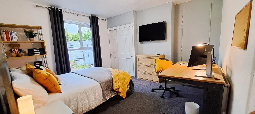 5 bedroom semi-detached house for rent