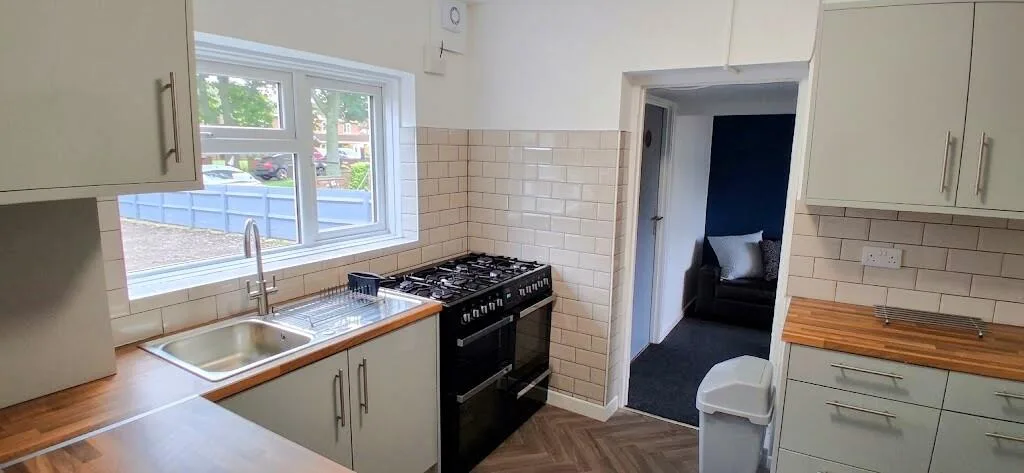 5 bedroom semi-detached house for rent