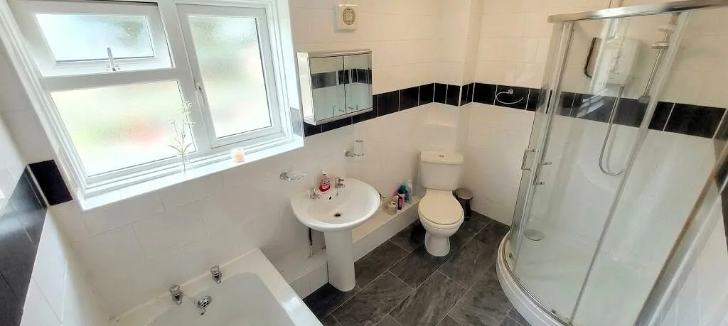 5 bedroom semi-detached house for rent