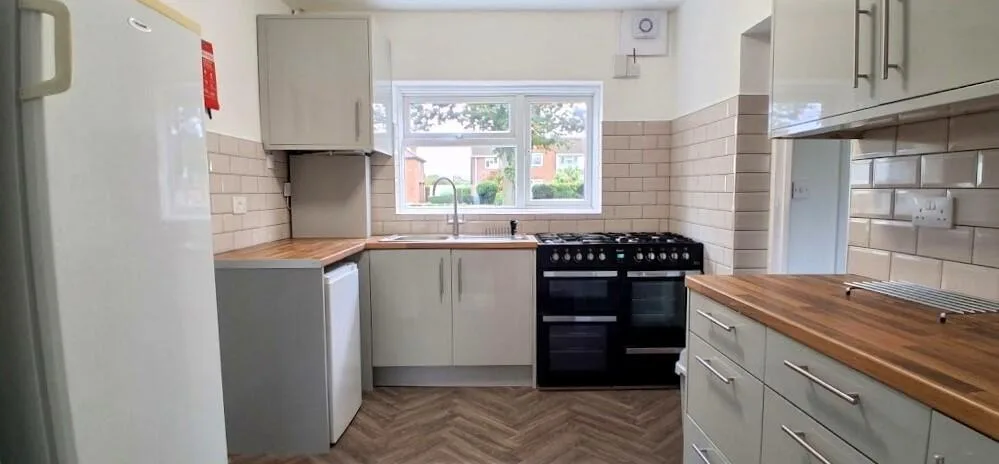 5 bedroom semi-detached house for rent