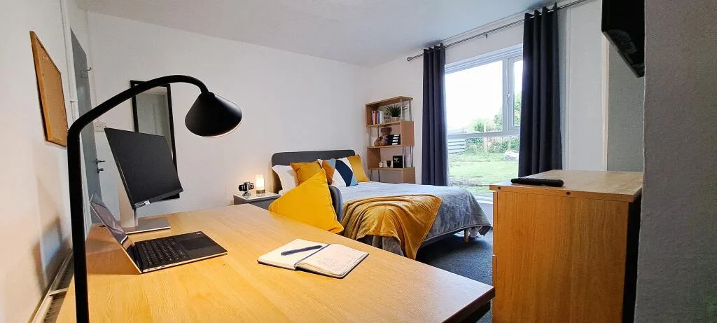 5 bedroom semi-detached house for rent