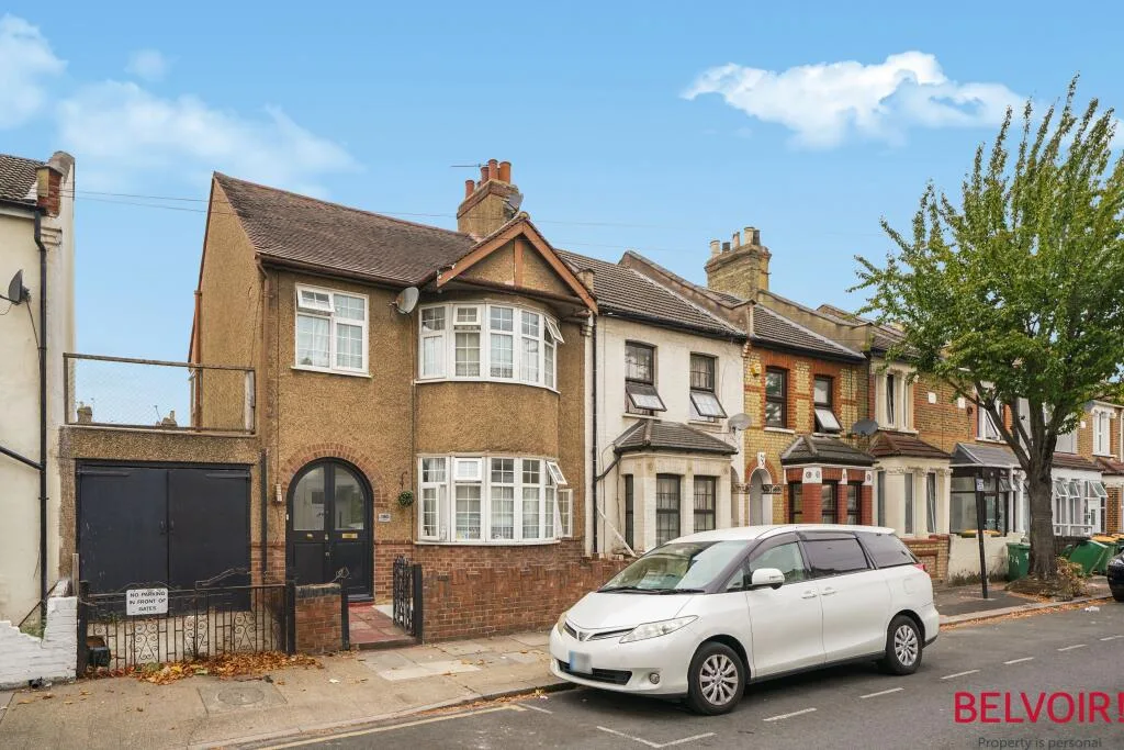 3 bedroom semi-detached house for rent