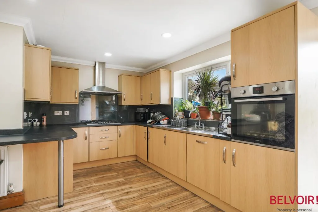 3 bedroom semi-detached house for rent