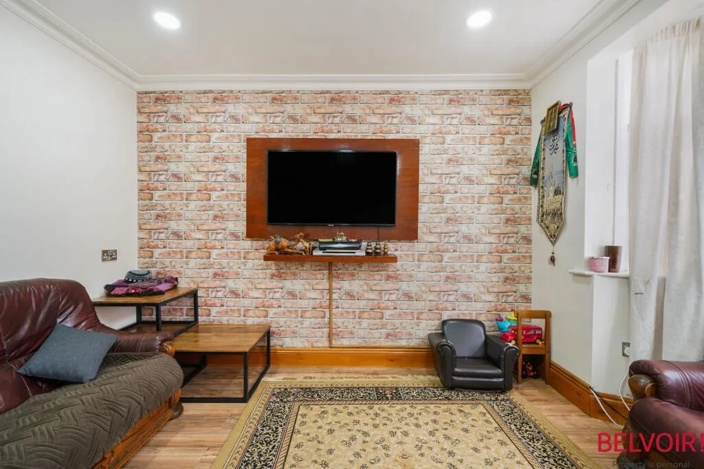 3 bedroom semi-detached house for rent