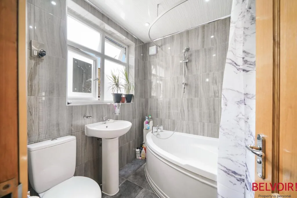 3 bedroom semi-detached house for rent