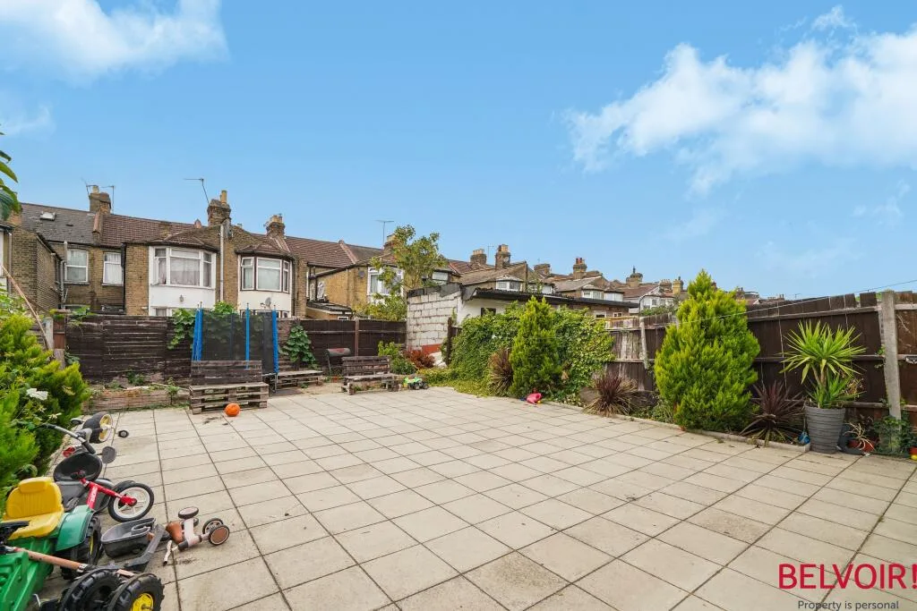 3 bedroom semi-detached house for rent
