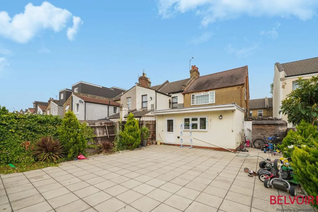 3 bedroom semi-detached house for rent
