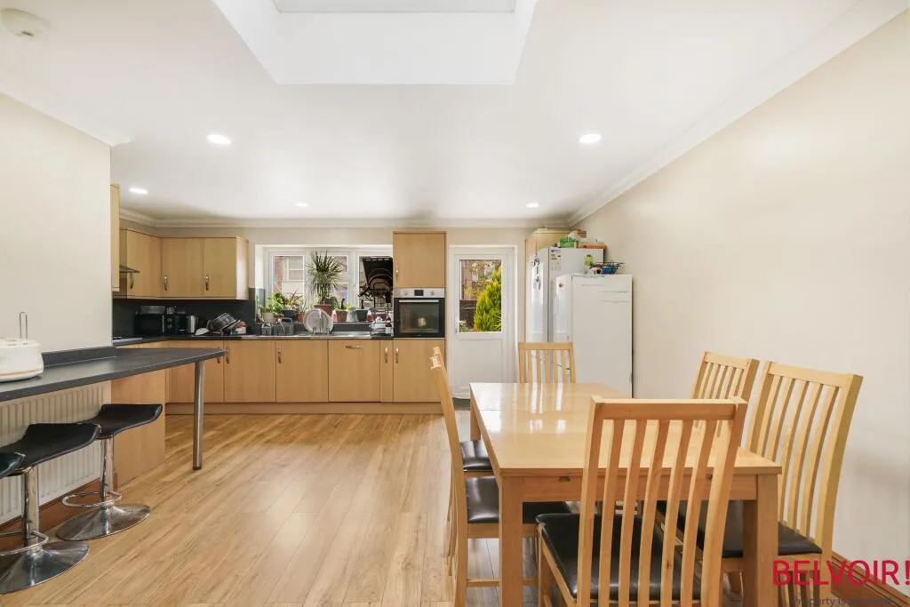 3 bedroom semi-detached house for rent