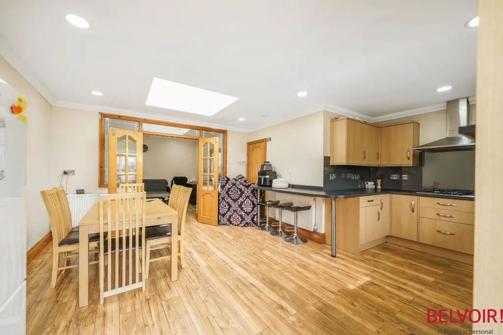 3 bedroom semi-detached house for rent