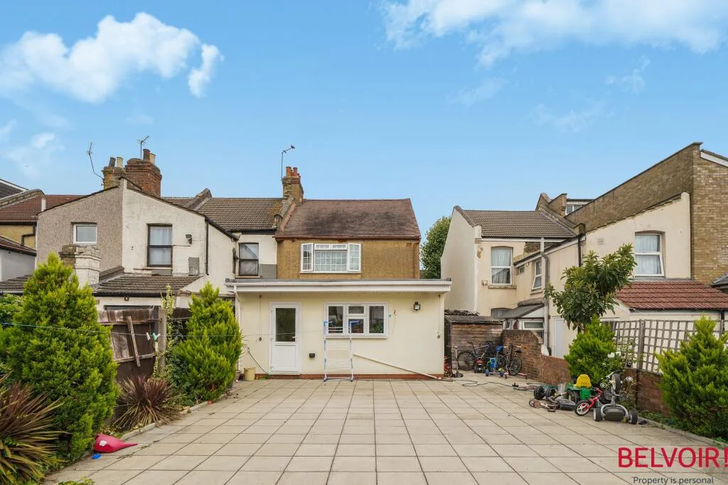 3 bedroom semi-detached house for rent