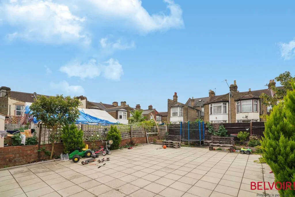 3 bedroom semi-detached house for rent