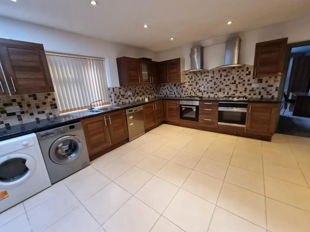 8 bedroom semi-detached house for rent