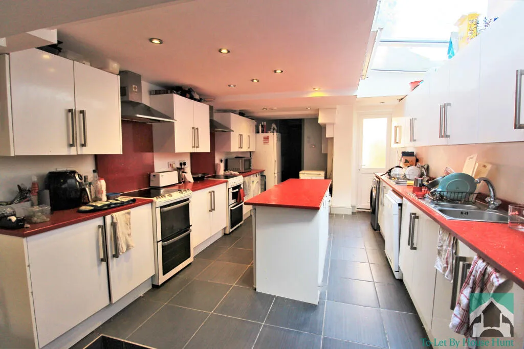8 bedroom terraced house for rent