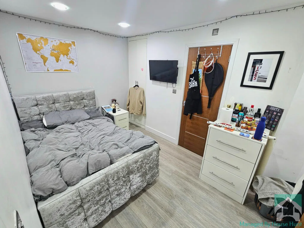 8 bedroom house for rent