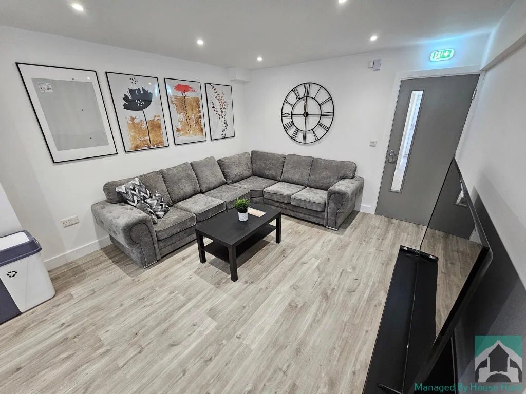8 bedroom terraced house for rent