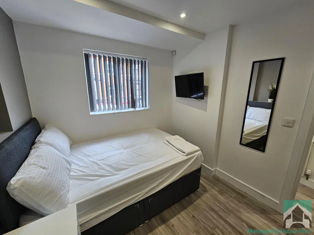 8 bedroom terraced house for rent