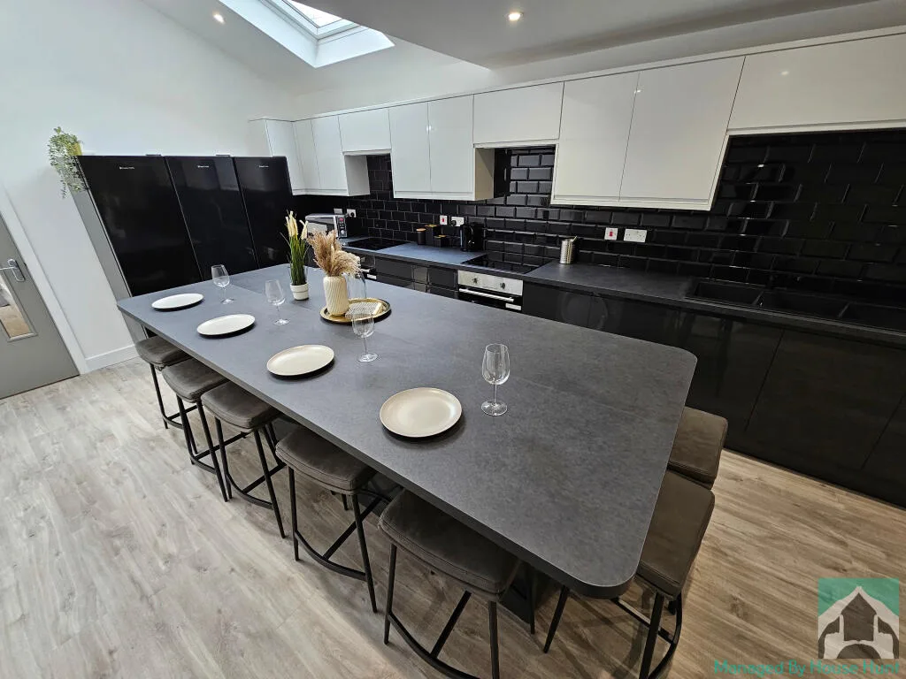 8 bedroom terraced house for rent