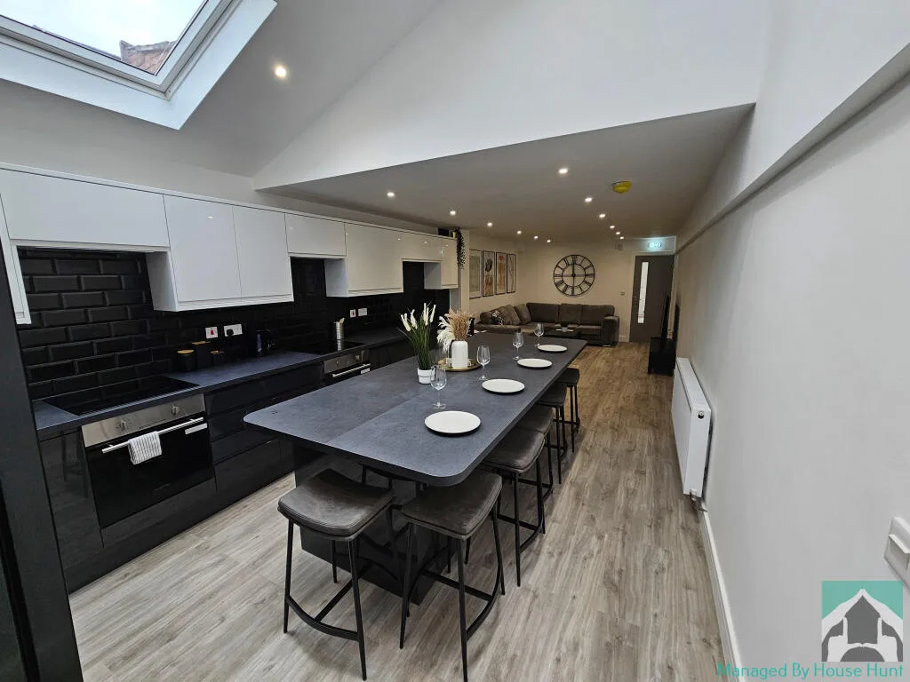 8 bedroom terraced house for rent