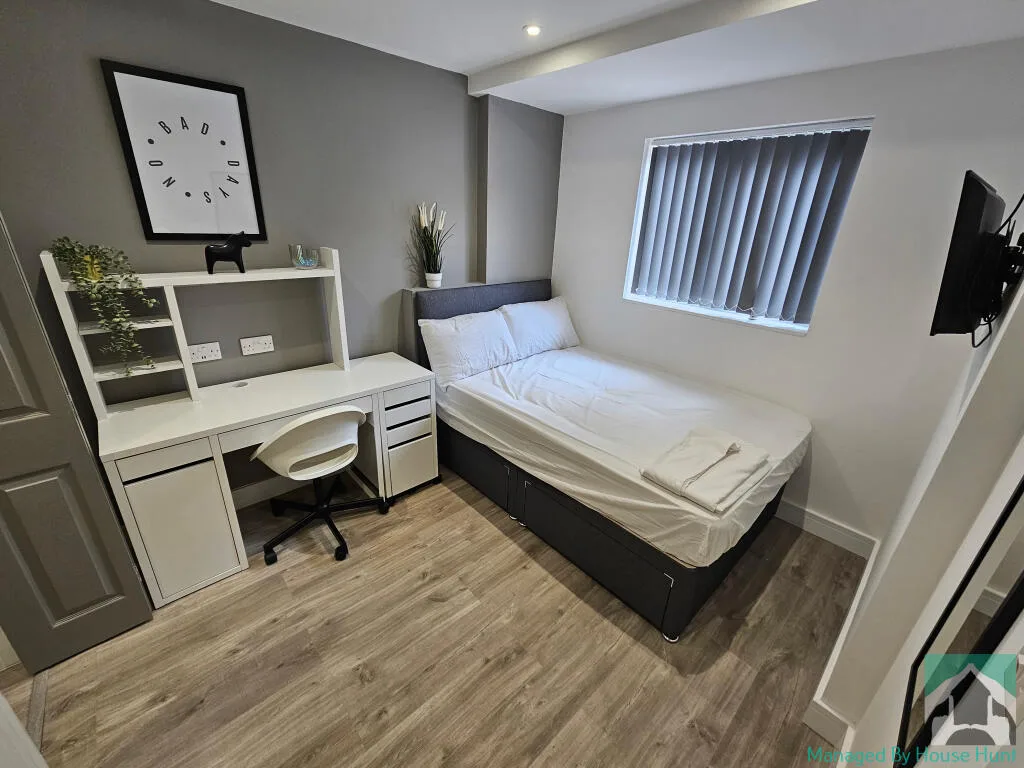 8 bedroom terraced house for rent