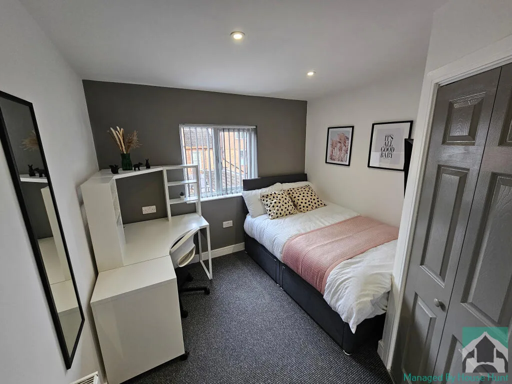 8 bedroom terraced house for rent