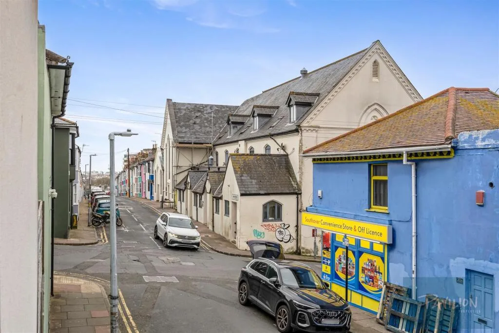4 bedroom end of terrace house for rent
