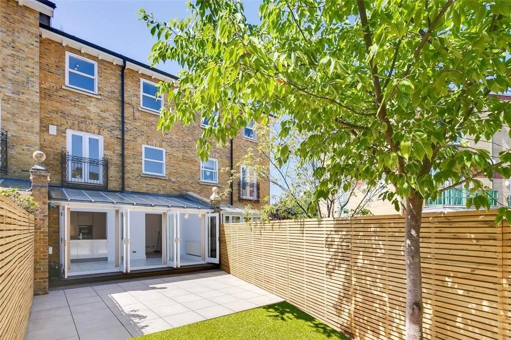 5 bedroom terraced house for rent