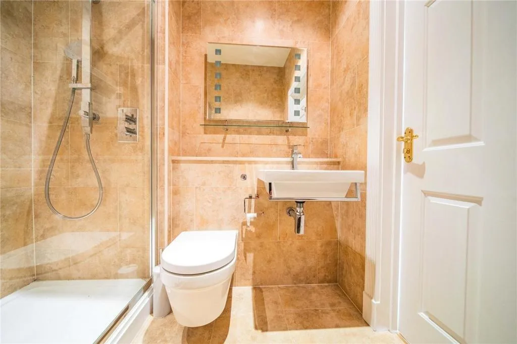 5 bedroom terraced house for rent