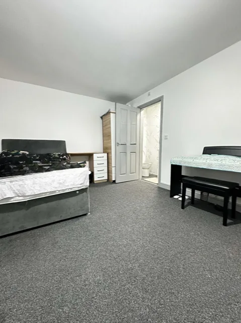 9 bedroom semi-detached house for rent