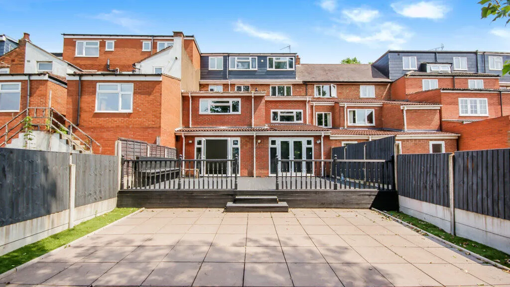 8 bedroom terraced house for rent