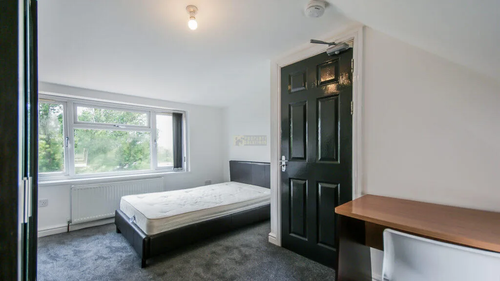 8 bedroom terraced house for rent
