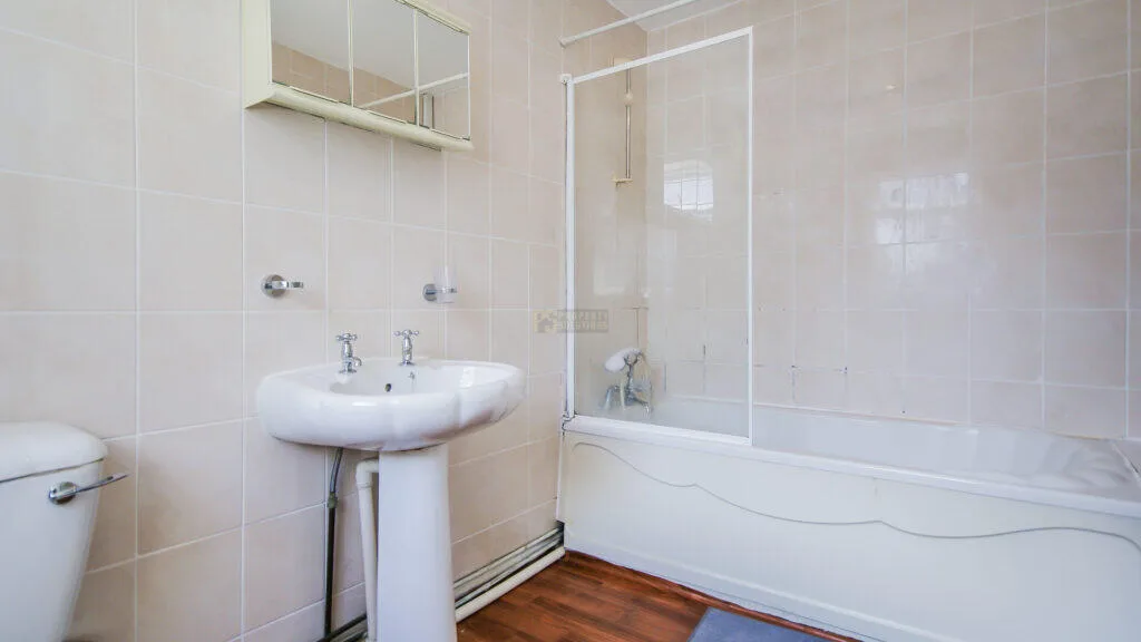 5 bedroom semi-detached house for rent