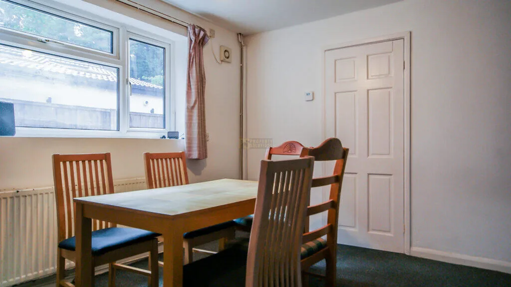 5 bedroom semi-detached house for rent