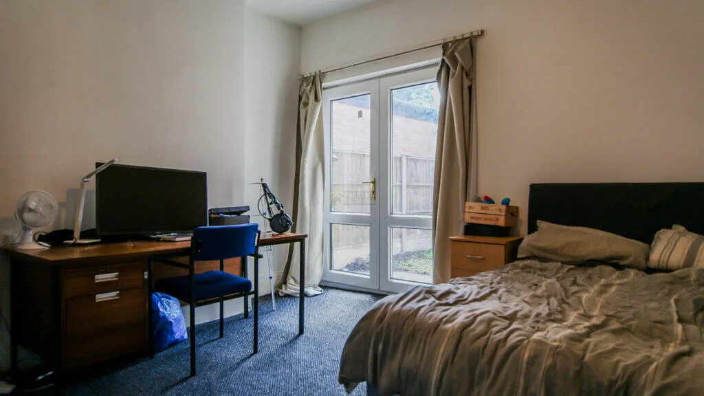 5 bedroom semi-detached house for rent