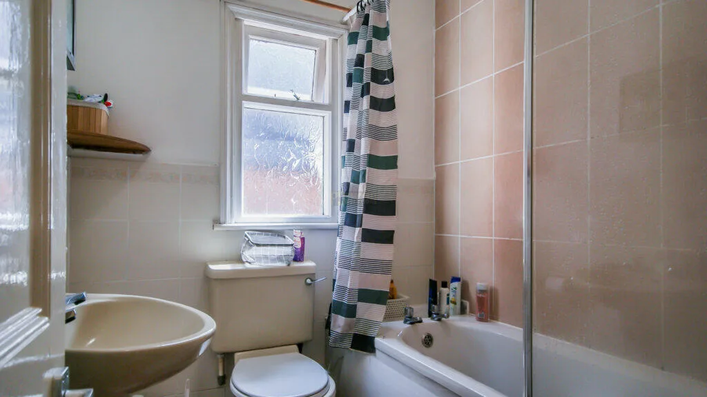 5 bedroom semi-detached house for rent