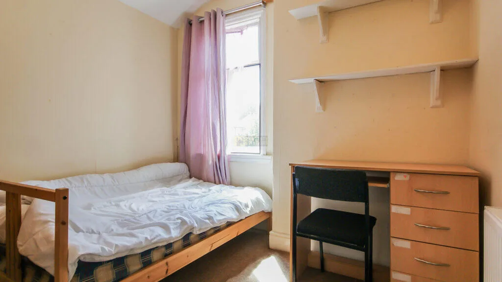 5 bedroom semi-detached house for rent