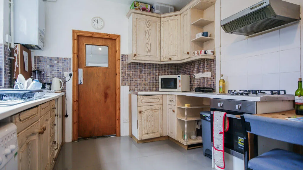 5 bedroom semi-detached house for rent