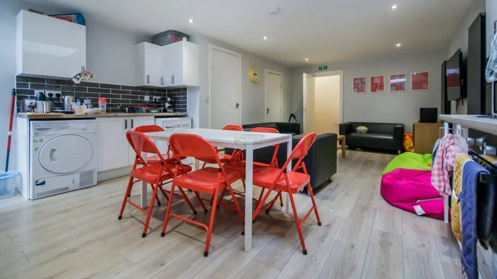 6 bedroom terraced house for rent