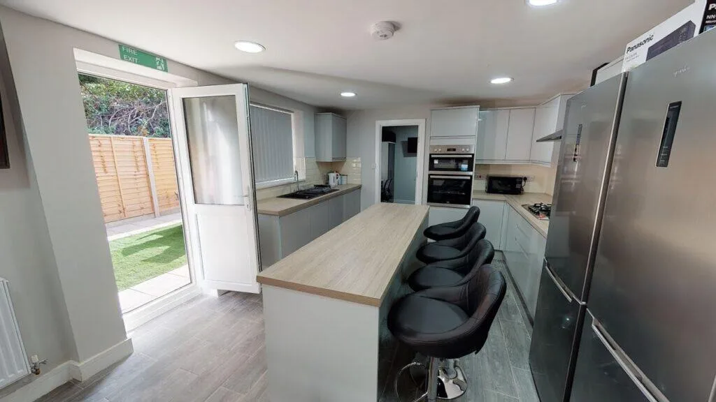 6 bedroom house for rent