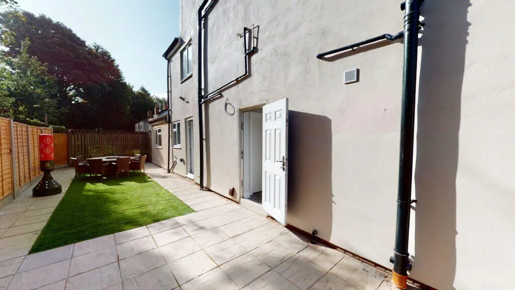 6 bedroom house for rent