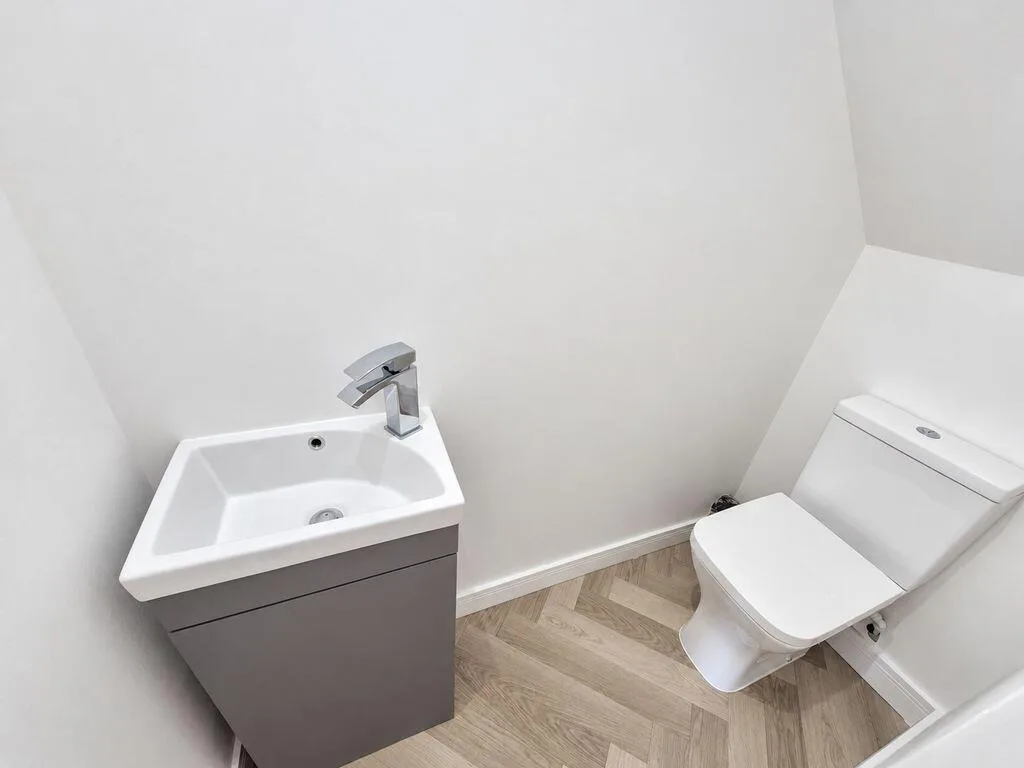 5 bedroom detached house for rent