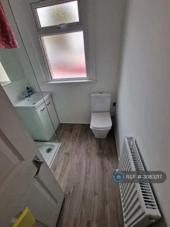 6 bedroom semi-detached house for rent