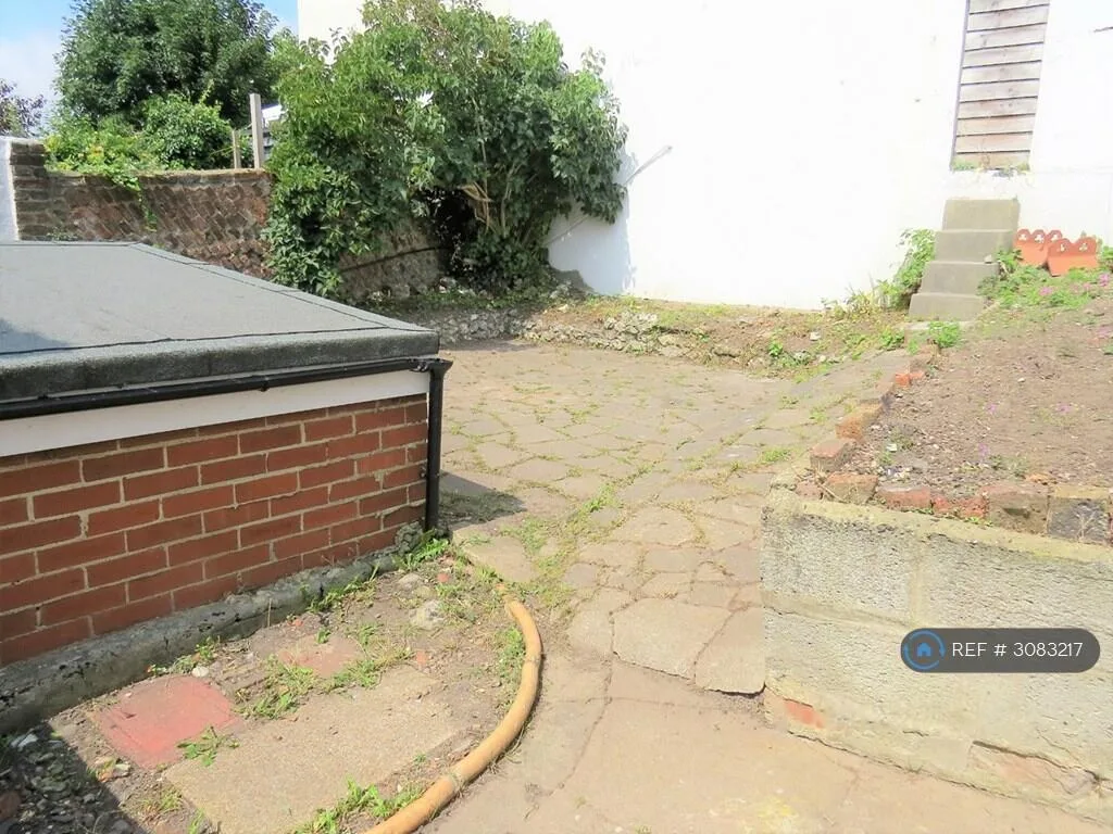 6 bedroom semi-detached house for rent