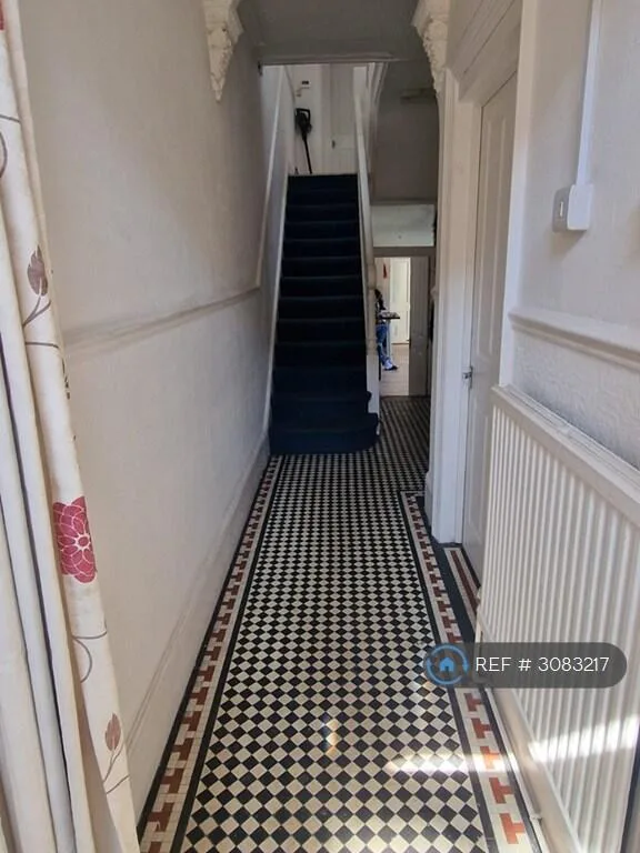 6 bedroom semi-detached house for rent