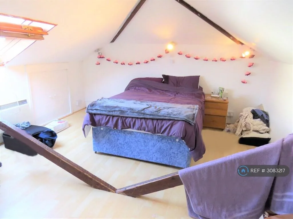 6 bedroom semi-detached house for rent