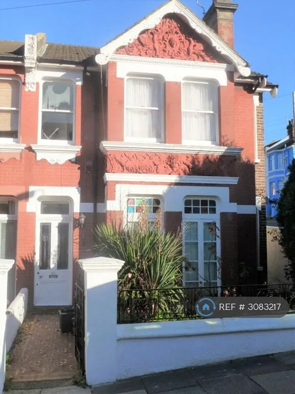 6 bedroom semi-detached house for rent