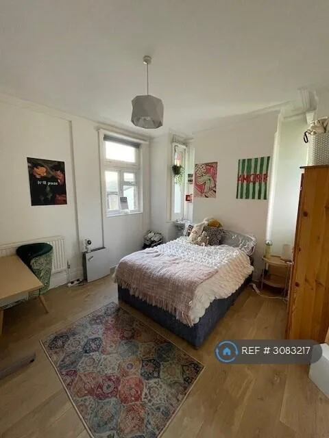 6 bedroom semi-detached house for rent