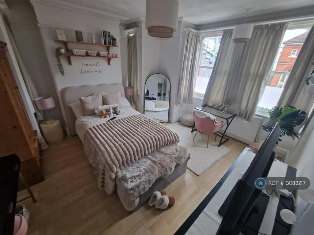 6 bedroom semi-detached house for rent