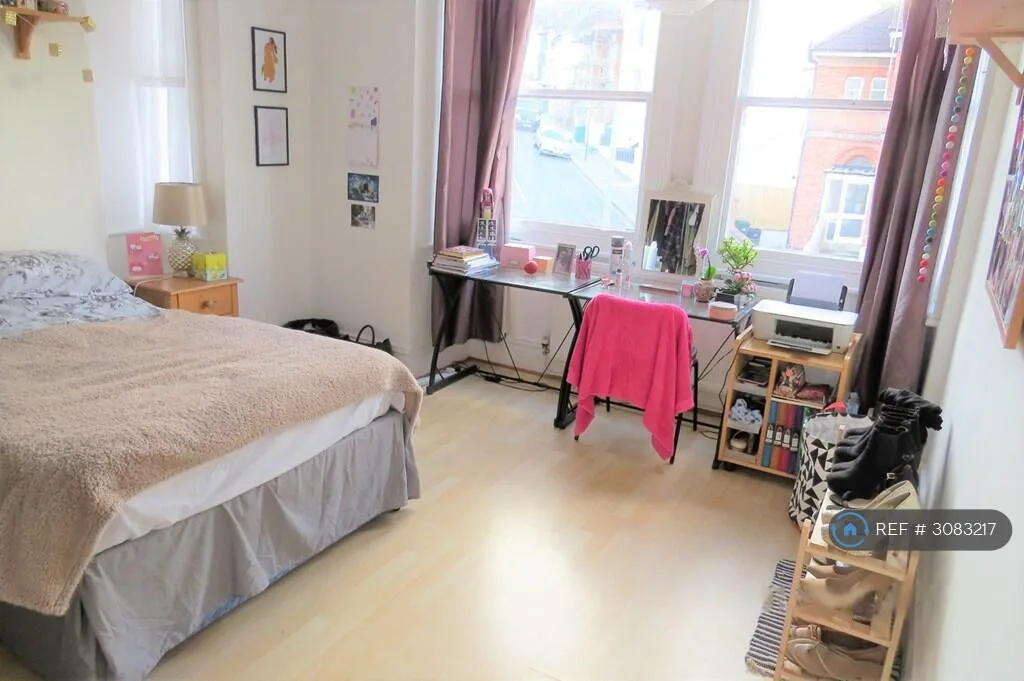 6 bedroom semi-detached house for rent