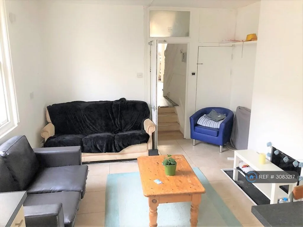 6 bedroom semi-detached house for rent