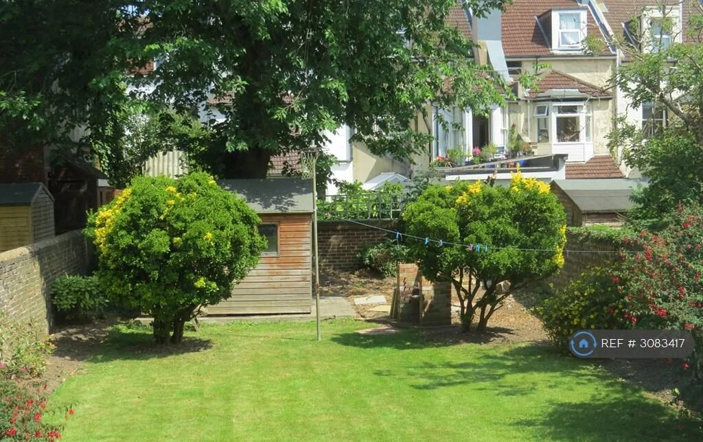 6 bedroom semi-detached house for rent